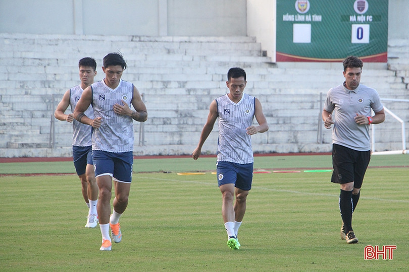 Người hâm mộ Hà Tĩnh chào đón thầy trò Hà Nội FC trong buổi tập làm quen sân