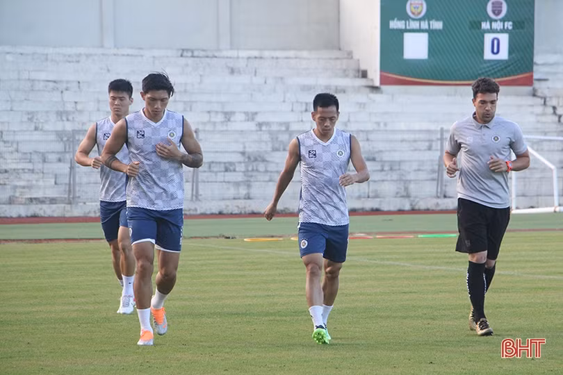 Người hâm mộ Hà Tĩnh chào đón thầy trò Hà Nội FC trong buổi tập làm quen sân