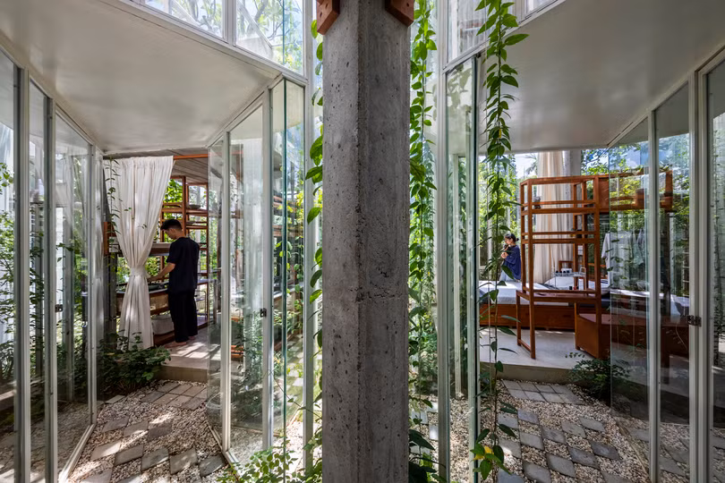 Ngôi nhà bọc kính giữa rừng cây