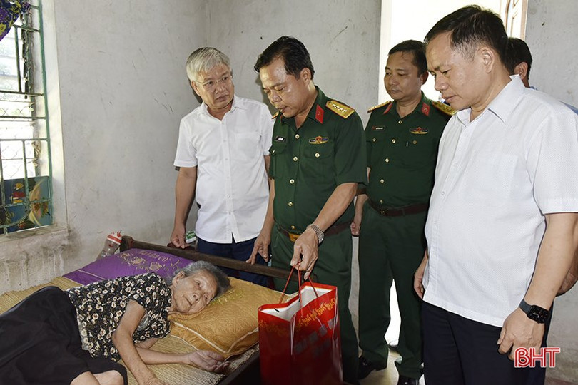 Lãnh đạo tỉnh tặng quà gia đình chính sách ở TX Hồng Lĩnh