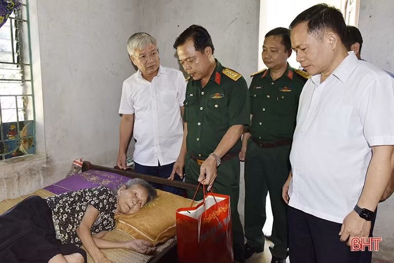 Lãnh đạo tỉnh tặng quà gia đình chính sách ở TX Hồng Lĩnh