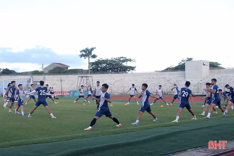 Người hâm mộ Hà Tĩnh chào đón thầy trò Hà Nội FC trong buổi tập làm quen sân