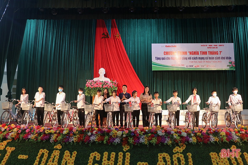 Trao tặng 100 suất quà cho gia đình chính sách, học sinh khó khăn ở Can Lộc