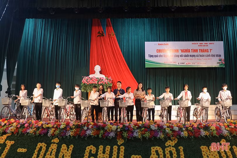 Trao tặng 100 suất quà cho gia đình chính sách, học sinh khó khăn ở Can Lộc