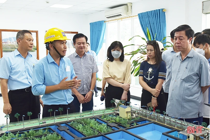 Đoàn công tác Tạp chí Cộng sản dâng hương Đền thờ Tổng Bí thư Lê Duẩn và tham quan KKT Vũng Áng