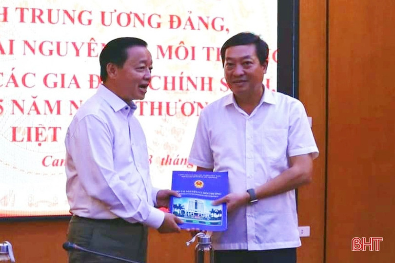 Bộ trưởng Bộ TN&MT trao 100 triệu đồng cho các gia đình chính sách Can Lộc