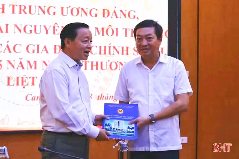 Bộ trưởng Bộ TN&MT trao 100 triệu đồng cho các gia đình chính sách Can Lộc