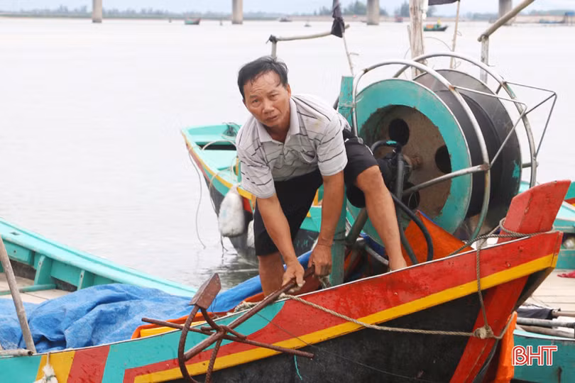 Xăng dầu “hạ nhiệt”, ngư dân Hà Tĩnh phấn khởi vươn khơi