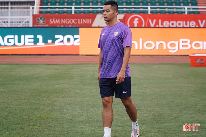 Cầu thủ Hồng Lĩnh Hà Tĩnh tập làm quen sân Thống Nhất