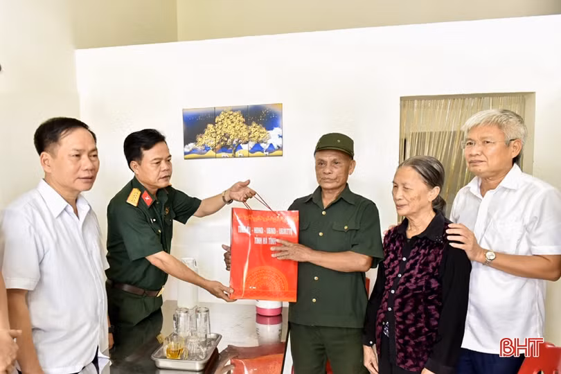 Lãnh đạo tỉnh tặng quà gia đình chính sách ở TX Hồng Lĩnh