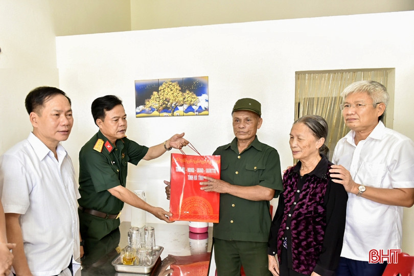 Lãnh đạo tỉnh tặng quà, chúc tết người có công, người cao tuổi