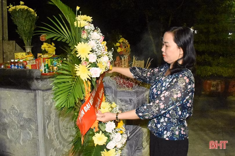 Tuổi trẻ Hà Tĩnh thắp nến tri ân các anh hùng liệt sỹ tại Ngã ba Đồng Lộc