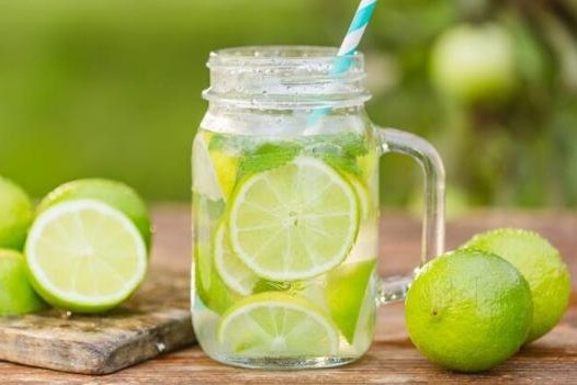 Uống nước chanh ấm mỗi sáng để tăng sức khỏe và cải thiện vóc dáng