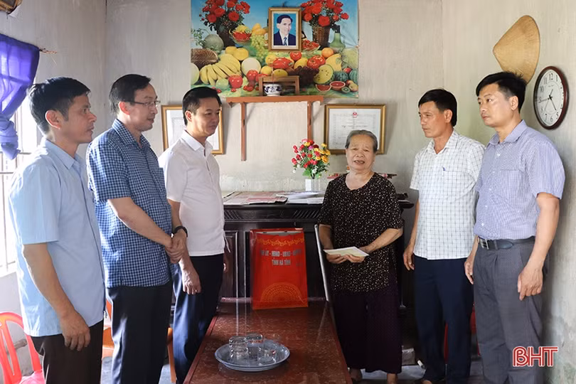 Trưởng ban Nội chính Tỉnh ủy tặng quà các gia đình chính sách ở Can Lộc