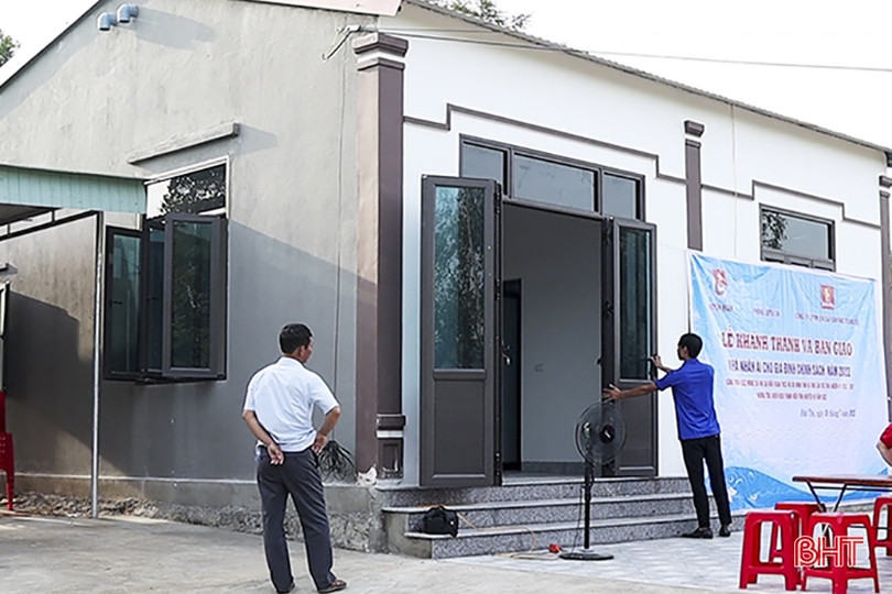 Bàn giao nhà nhân ái cho gia đình chính sách ở Đức Thọ