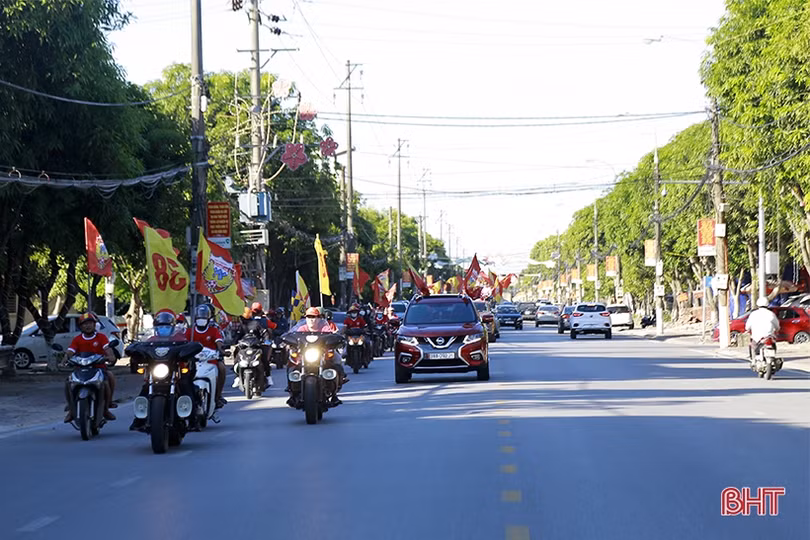 Cổ động viên Hà Tĩnh tiếp lửa” đội nhà trước giờ đối đầu với Hà Nội FC