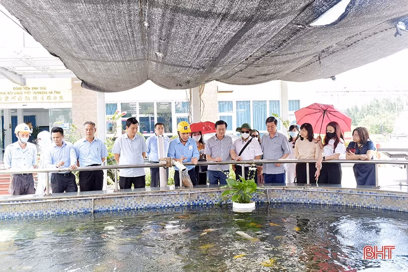 Đoàn công tác Tạp chí Cộng sản dâng hương Đền thờ Tổng Bí thư Lê Duẩn và tham quan KKT Vũng Áng