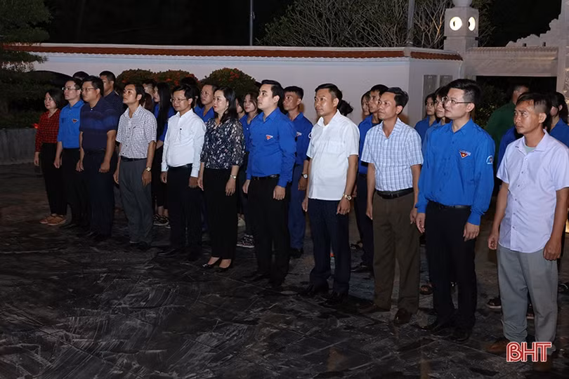 Tuổi trẻ Hà Tĩnh thắp nến tri ân các anh hùng liệt sỹ tại Ngã ba Đồng Lộc