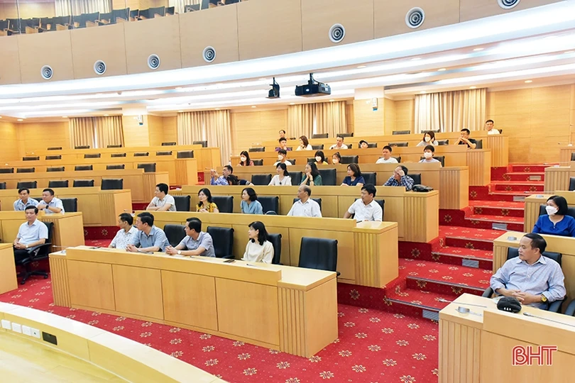 Đoàn công tác Tạp chí Cộng sản dâng hương Đền thờ Tổng Bí thư Lê Duẩn và tham quan KKT Vũng Áng