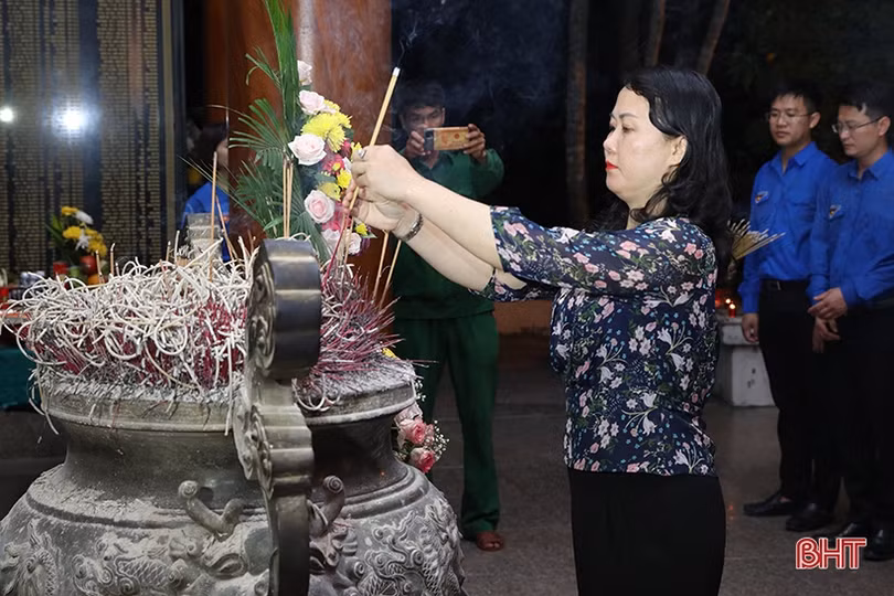 Tuổi trẻ Hà Tĩnh thắp nến tri ân các anh hùng liệt sỹ tại Ngã ba Đồng Lộc