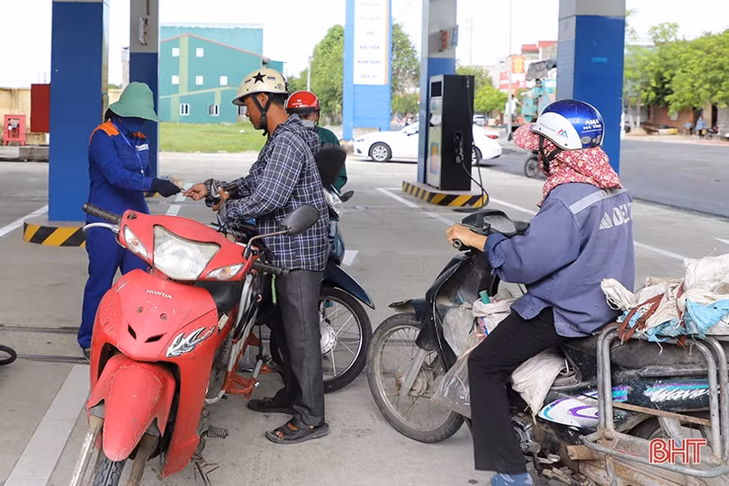 Người dân Hà Tĩnh hào hứng “nạp” nhiên liệu khi giá xăng, dầu giảm sâu