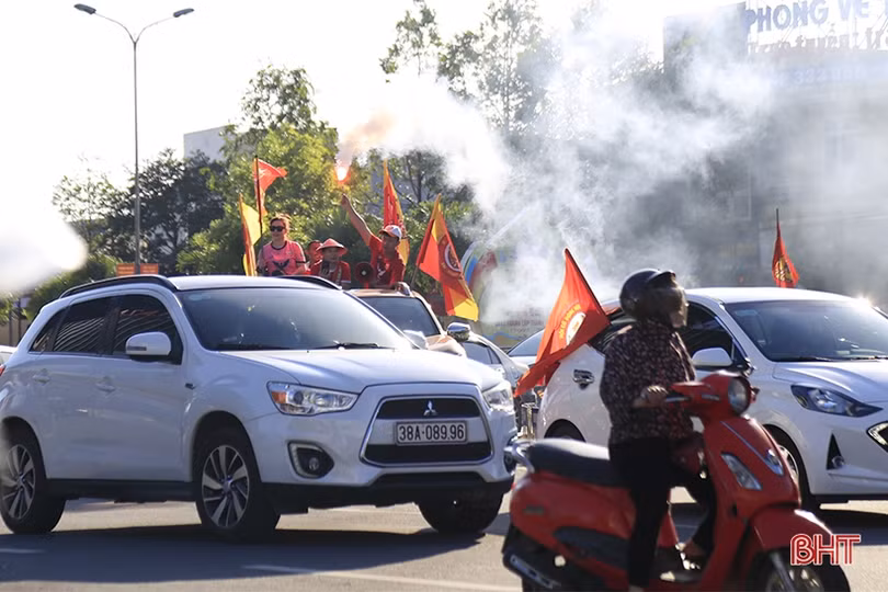 Cổ động viên Hà Tĩnh tiếp lửa” đội nhà trước giờ đối đầu với Hà Nội FC