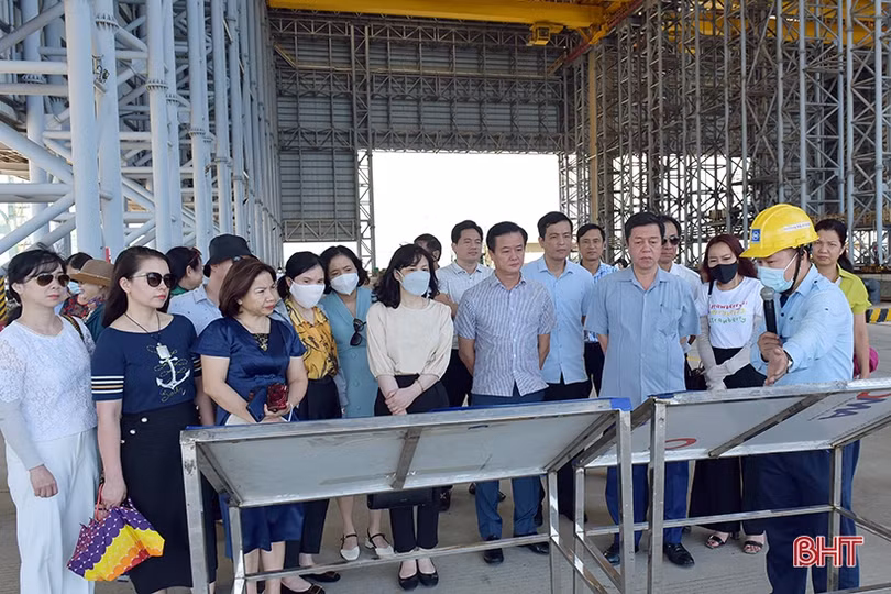 Đoàn công tác Tạp chí Cộng sản dâng hương Đền thờ Tổng Bí thư Lê Duẩn và tham quan KKT Vũng Áng