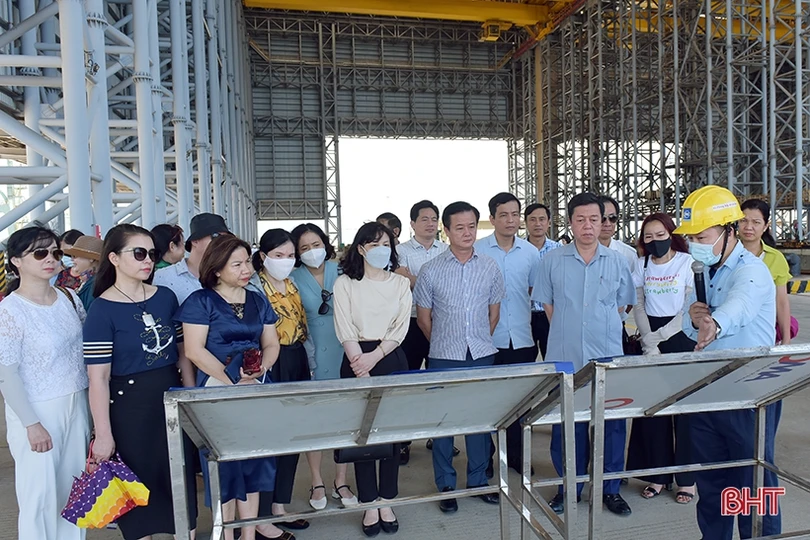 Đoàn công tác Tạp chí Cộng sản dâng hương Đền thờ Tổng Bí thư Lê Duẩn và tham quan KKT Vũng Áng