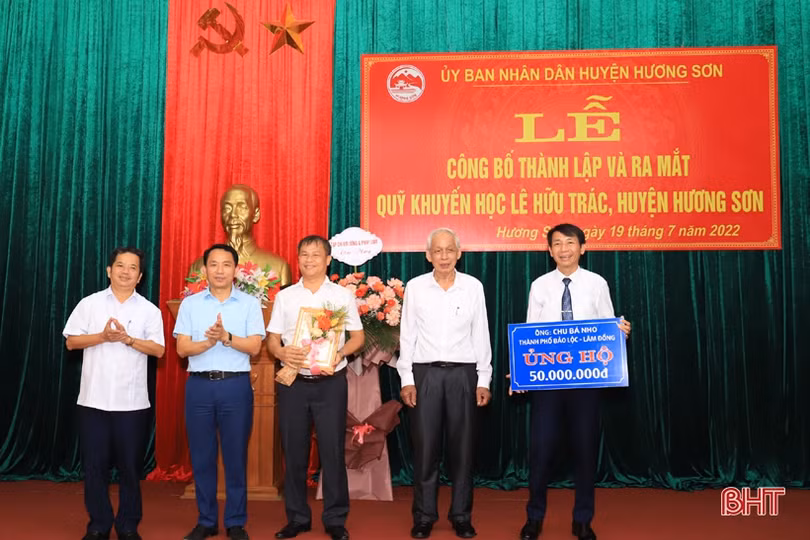 Hơn 1,6 tỷ đồng ủng hộ Quỹ Khuyến học Lê Hữu Trác