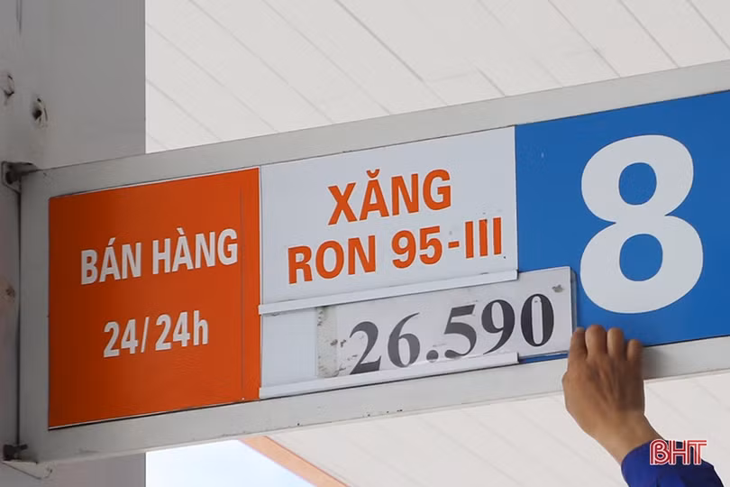 Người dân Hà Tĩnh hào hứng “nạp” nhiên liệu khi giá xăng, dầu giảm sâu