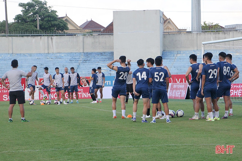 Người hâm mộ Hà Tĩnh chào đón thầy trò Hà Nội FC trong buổi tập làm quen sân