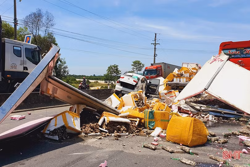 Hà Tĩnh: Xe tải “lùa” 3 ô tô dừng đèn đỏ trên QL 1 tuyến tránh TX Hồng Lĩnh
