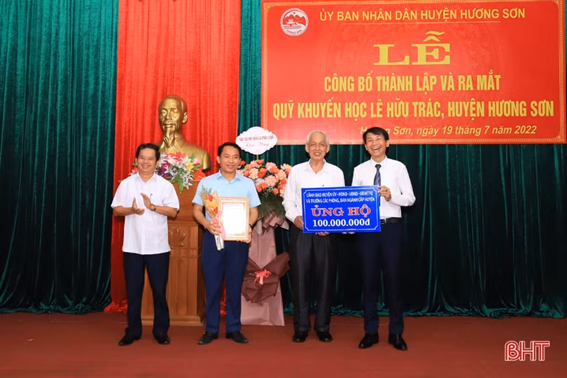 Hơn 1,6 tỷ đồng ủng hộ Quỹ Khuyến học Lê Hữu Trác