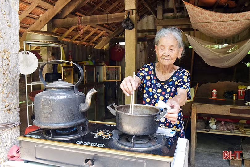Thăm Mẹ Việt Nam anh hùng tròn 100 tuổi ở Hương Khê