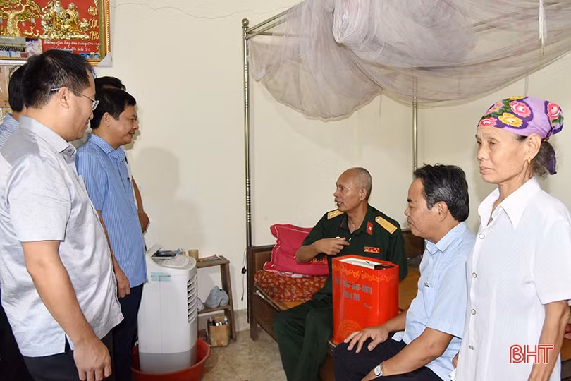 Lãnh đạo tỉnh tặng quà cho gia đình chính sách, người có công tại các địa phương