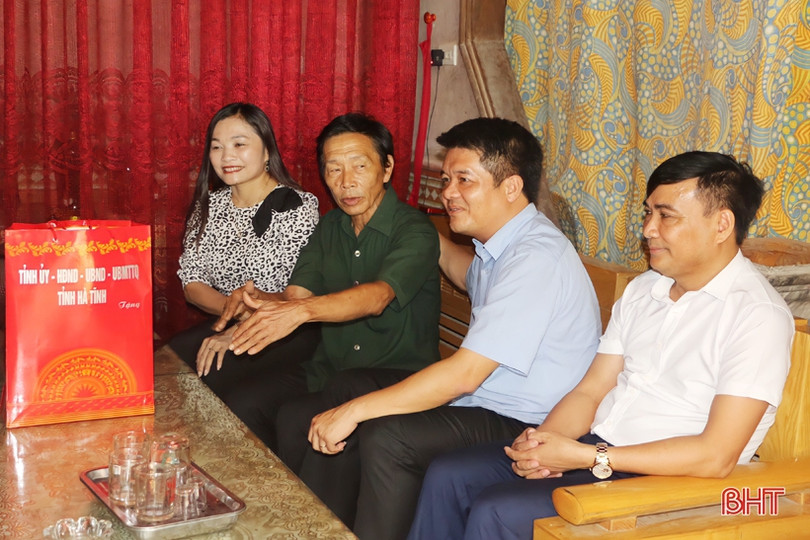 Chủ tịch Ủy ban MTTQ tỉnh thăm hỏi gia đình chính sách, người có công ở Vũ Quang