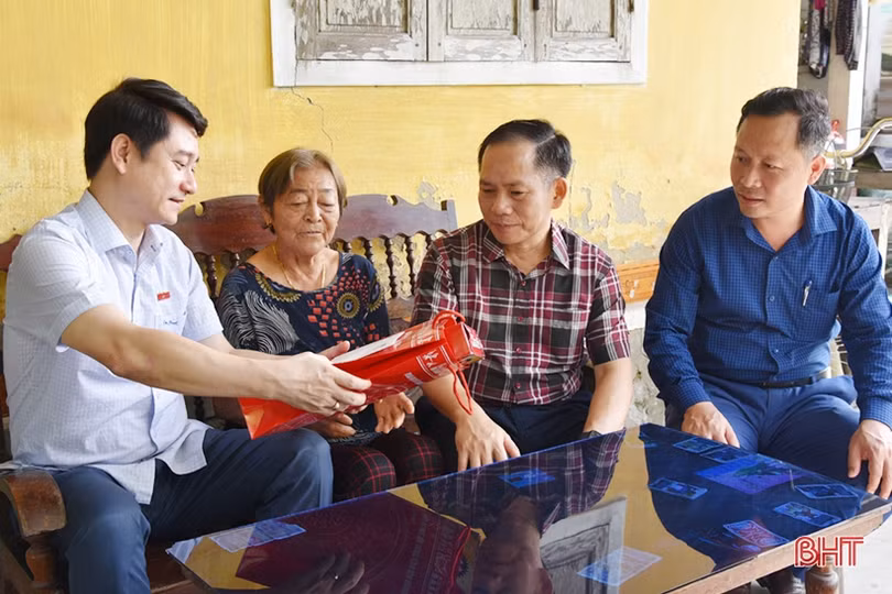 Đoàn ĐBQH Hà Tĩnh tặng quà các gia đình chính sách ở một số địa phương