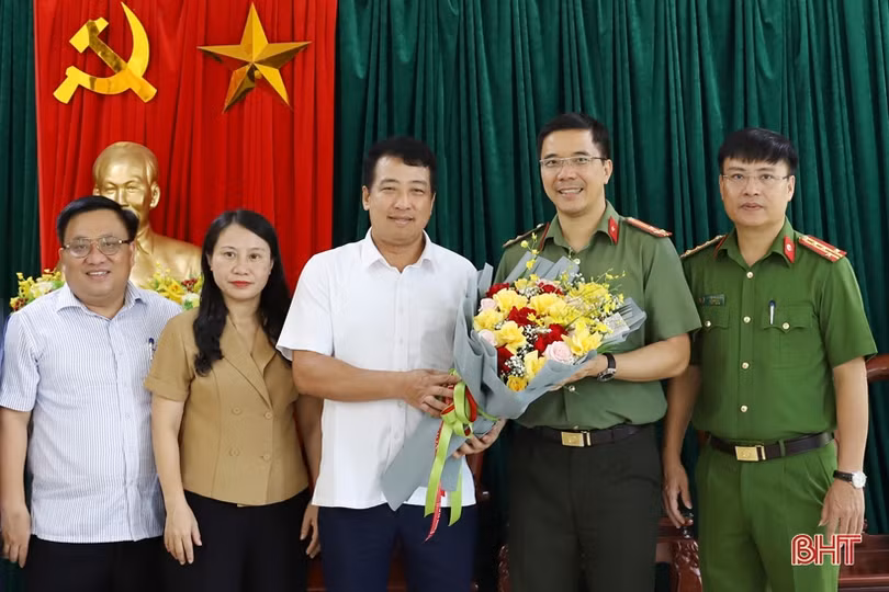 Thường trực HĐND tỉnh Hà Tĩnh chúc mừng Ngày truyền thống lực lượng Cảnh sát nhân dân