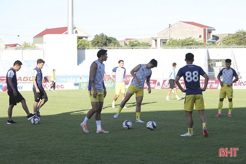 Cổ động viên Hà Tĩnh tiếp lửa” đội nhà trước giờ đối đầu với Hà Nội FC