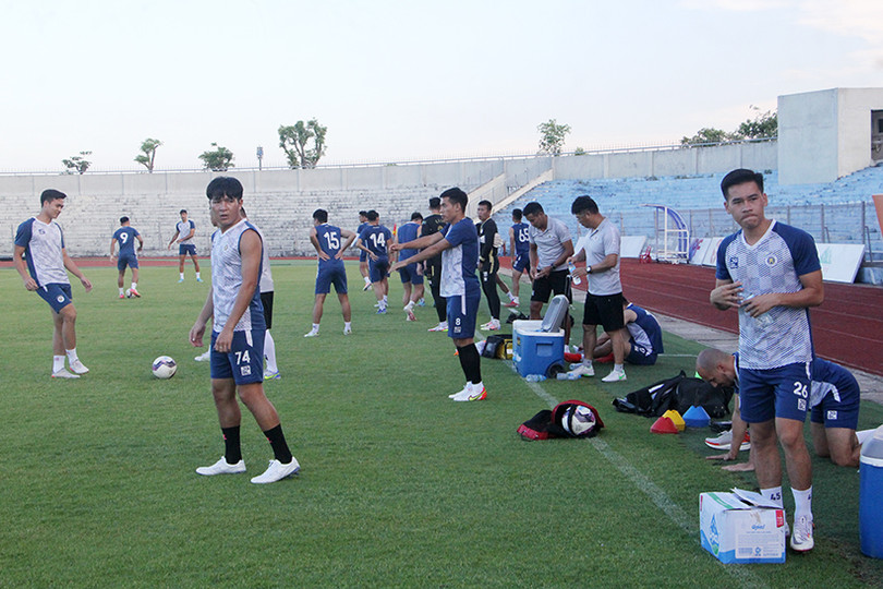 Người hâm mộ Hà Tĩnh chào đón thầy trò Hà Nội FC trong buổi tập làm quen sân