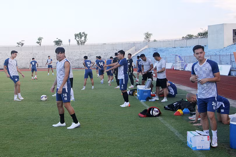 Người hâm mộ Hà Tĩnh chào đón thầy trò Hà Nội FC trong buổi tập làm quen sân