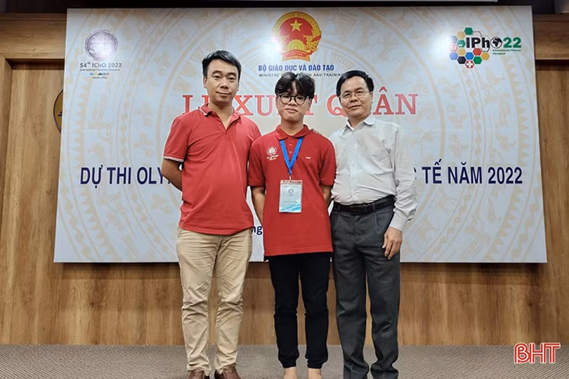 Hạnh phúc vỡ òa của gia đình nam sinh Hà Tĩnh giành HCV Olympic Hóa học quốc tế