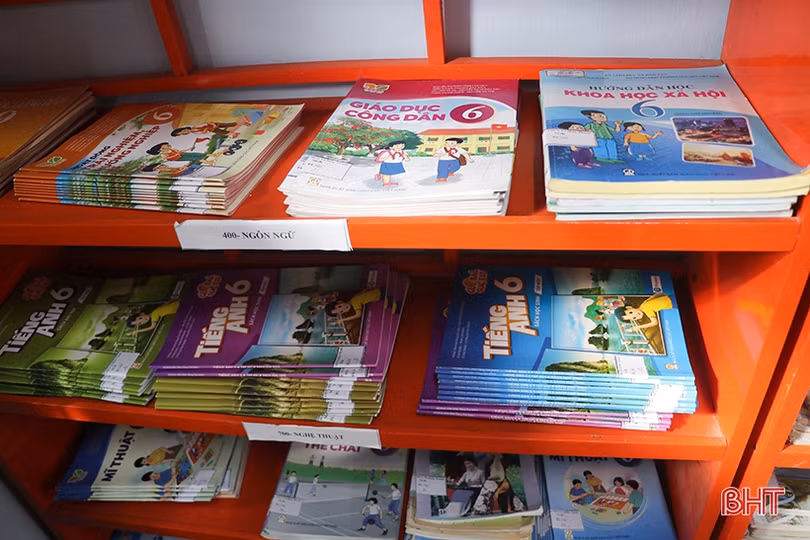 Tủ sách dùng chung cho học sinh nghèo Thạch Hà trước thềm năm học mới