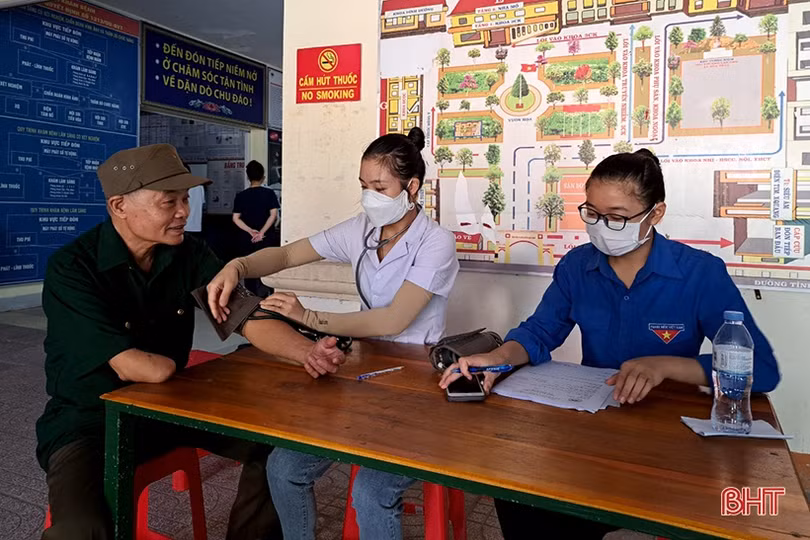 Tuổi trẻ Nghi Xuân khám, cấp thuốc miễn phí cho các gia đình chính sách