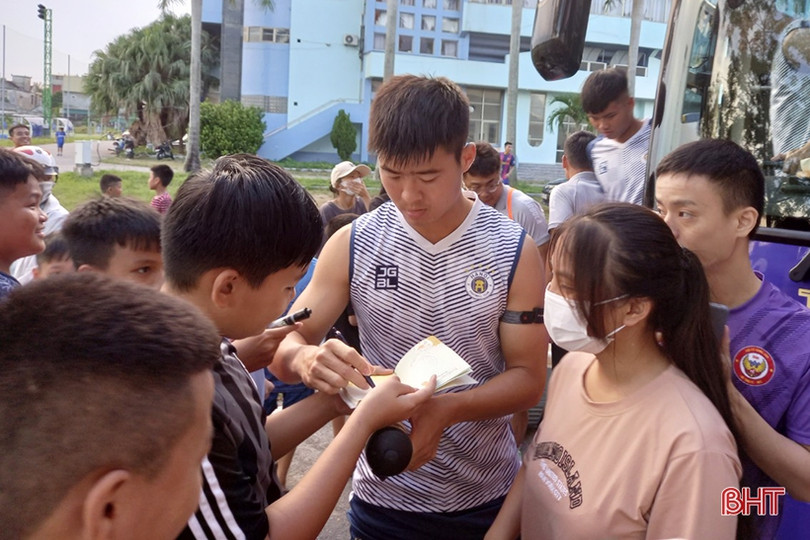 Người hâm mộ Hà Tĩnh chào đón thầy trò Hà Nội FC trong buổi tập làm quen sân