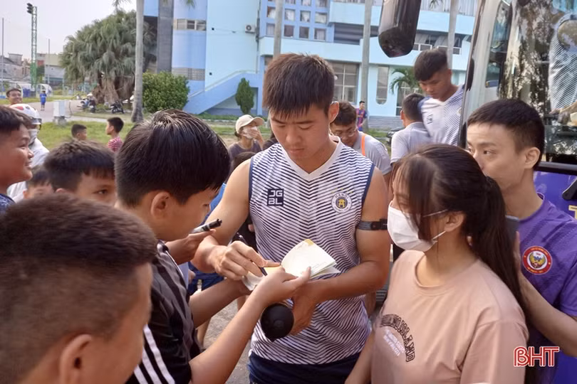 Người hâm mộ Hà Tĩnh chào đón thầy trò Hà Nội FC trong buổi tập làm quen sân