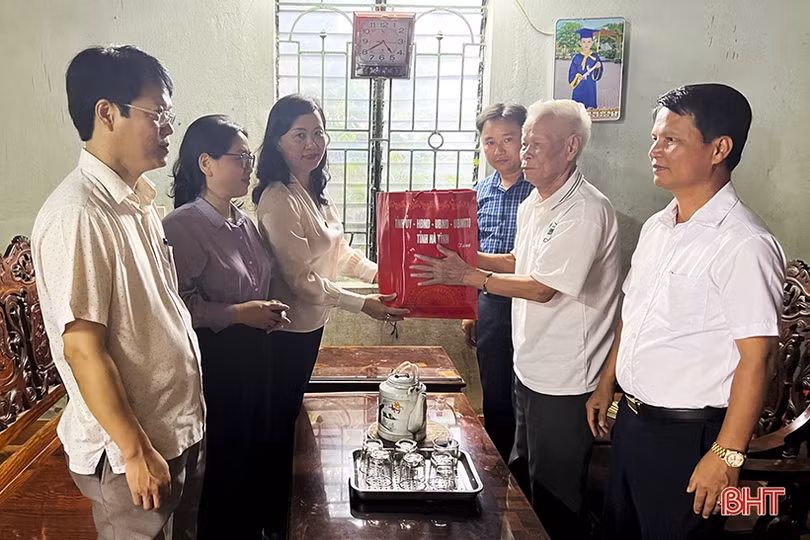 Lãnh đạo tỉnh tặng quà cho gia đình chính sách, người có công tại các địa phương