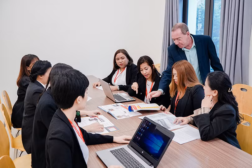 Lần đầu tiên tại Hà Tĩnh, bạn có thể học trực tiếp với cựu giám khảo IELTS với hơn 25 năm kinh nghiệm