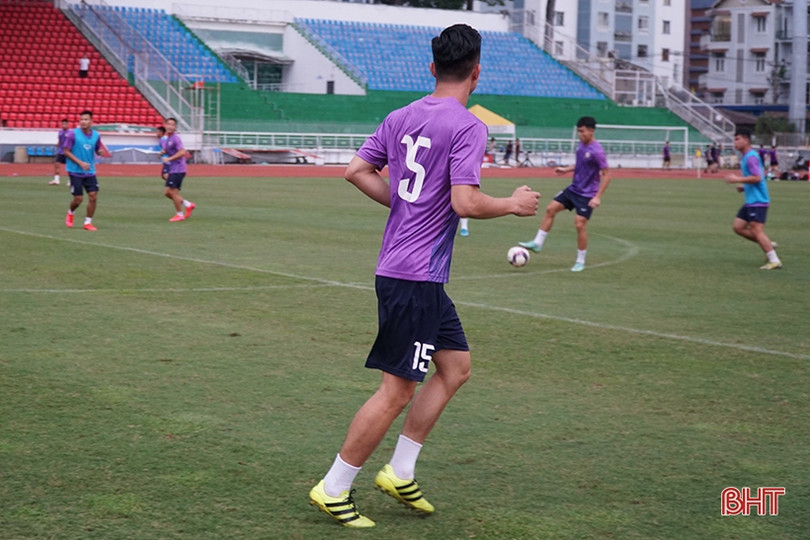 Cầu thủ Hồng Lĩnh Hà Tĩnh tập làm quen sân Thống Nhất