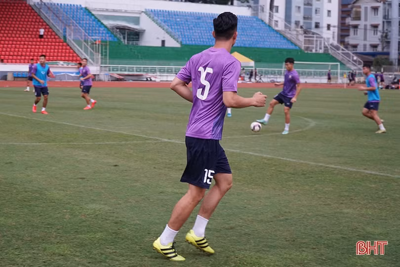 Cầu thủ Hồng Lĩnh Hà Tĩnh tập làm quen sân Thống Nhất
